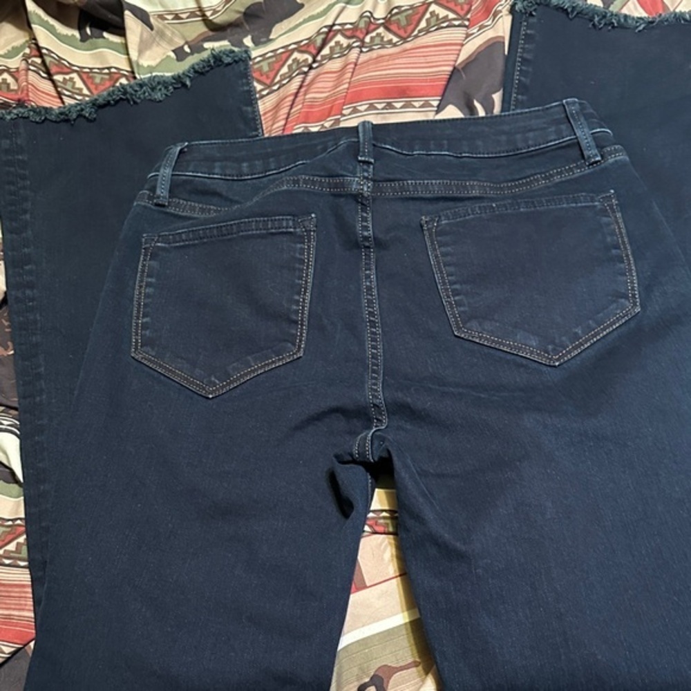 108.  DRIFTWOOD Dark Blue women’s high rise, frayed hem Flare Jeans. Size 28
